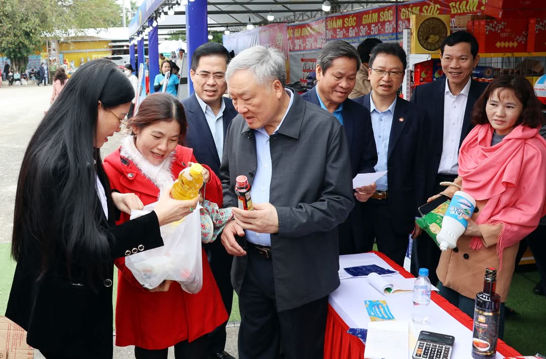Ph&oacute; Thủ tướng Nguyễn H&ograve;a B&igrave;nh dự "Tết sum vầy - Xu&acirc;n ơn Đảng" năm 2025 tại Quảng Ng&atilde;i- Ảnh 3.