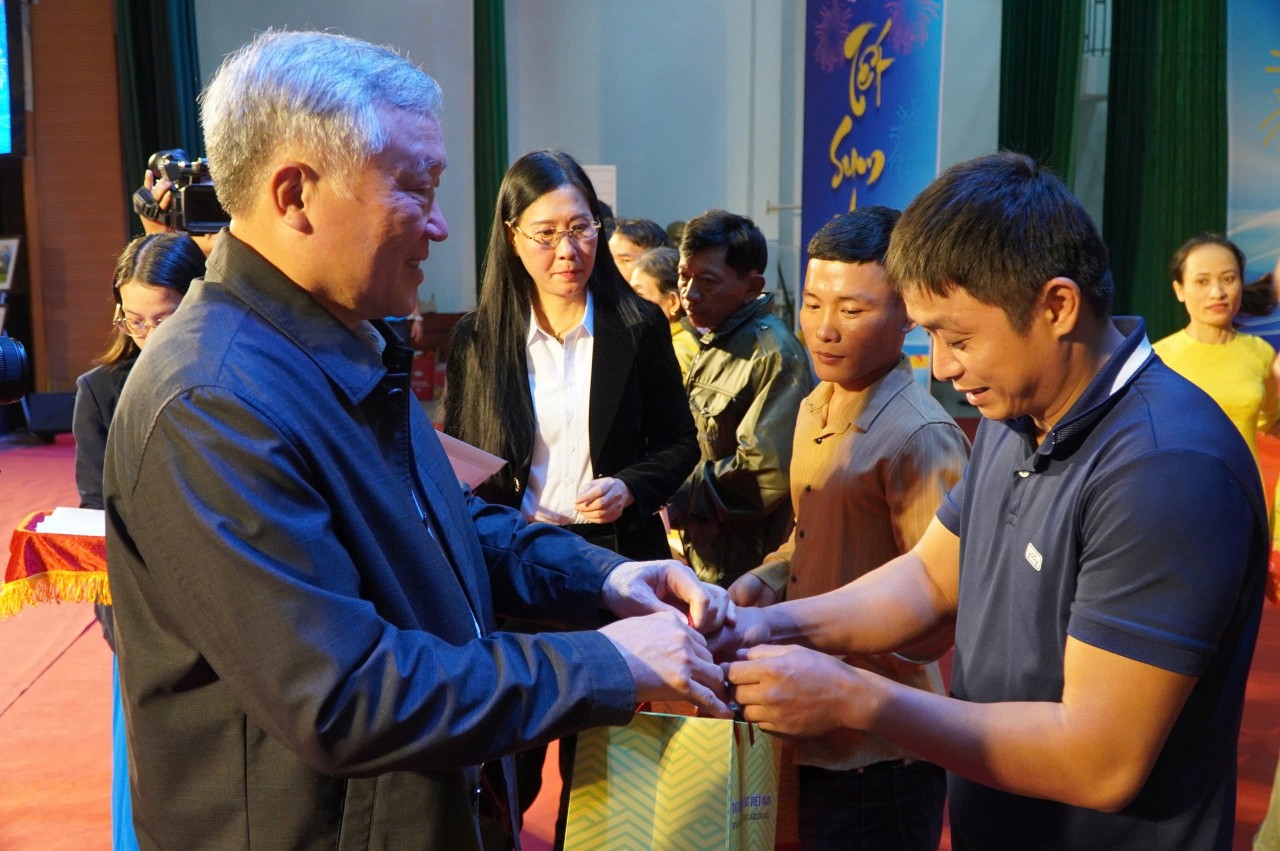 Ph&oacute; Thủ tướng Nguyễn H&ograve;a B&igrave;nh dự "Tết sum vầy - Xu&acirc;n ơn Đảng" năm 2025 tại Quảng Ng&atilde;i- Ảnh 1.