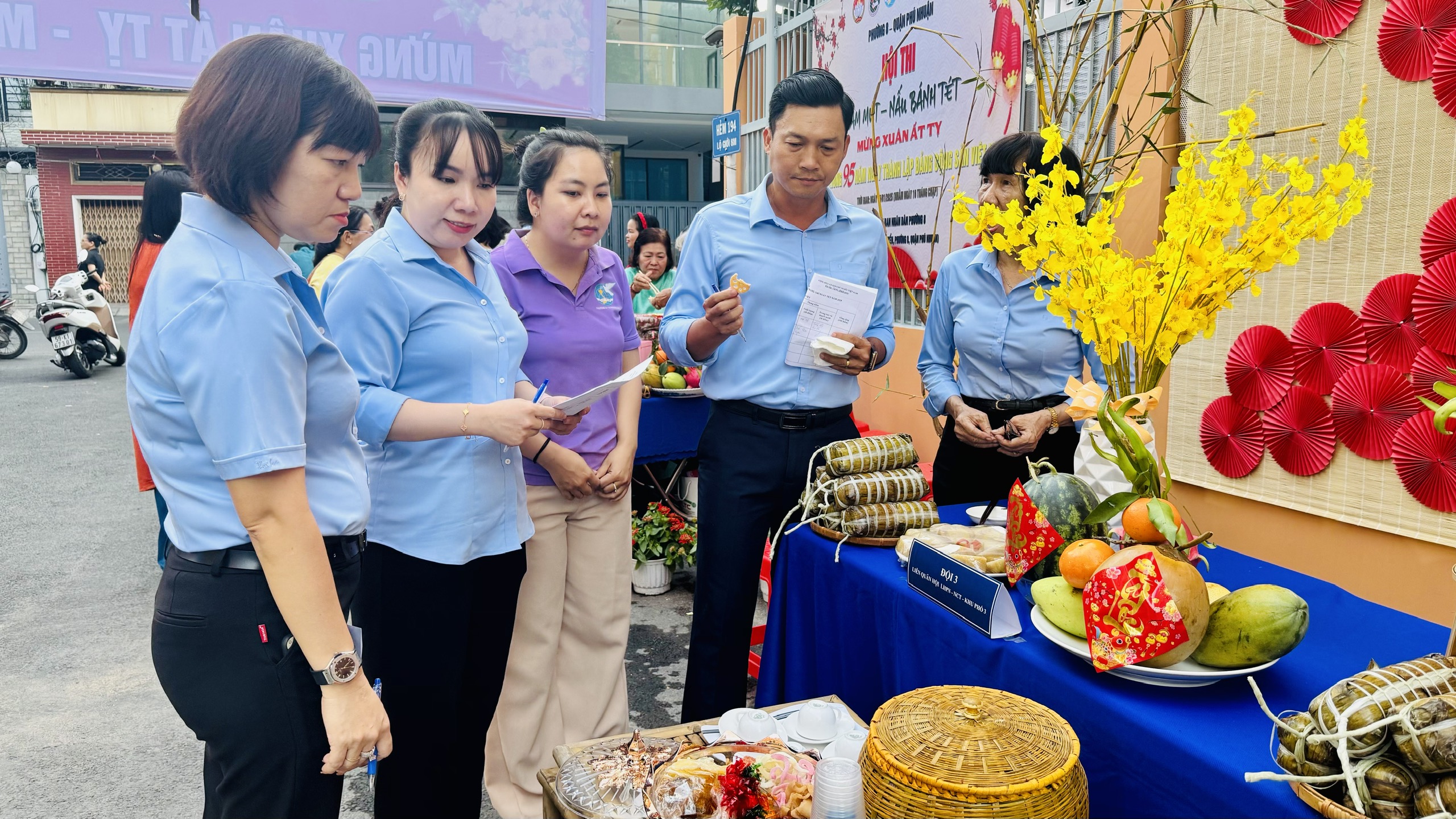 Người d&acirc;n TP HCM l&agrave;m mứt Tết, b&aacute;nh t&eacute;t tr&ecirc;n hẻm vừa n&acirc;ng cấp- Ảnh 1.