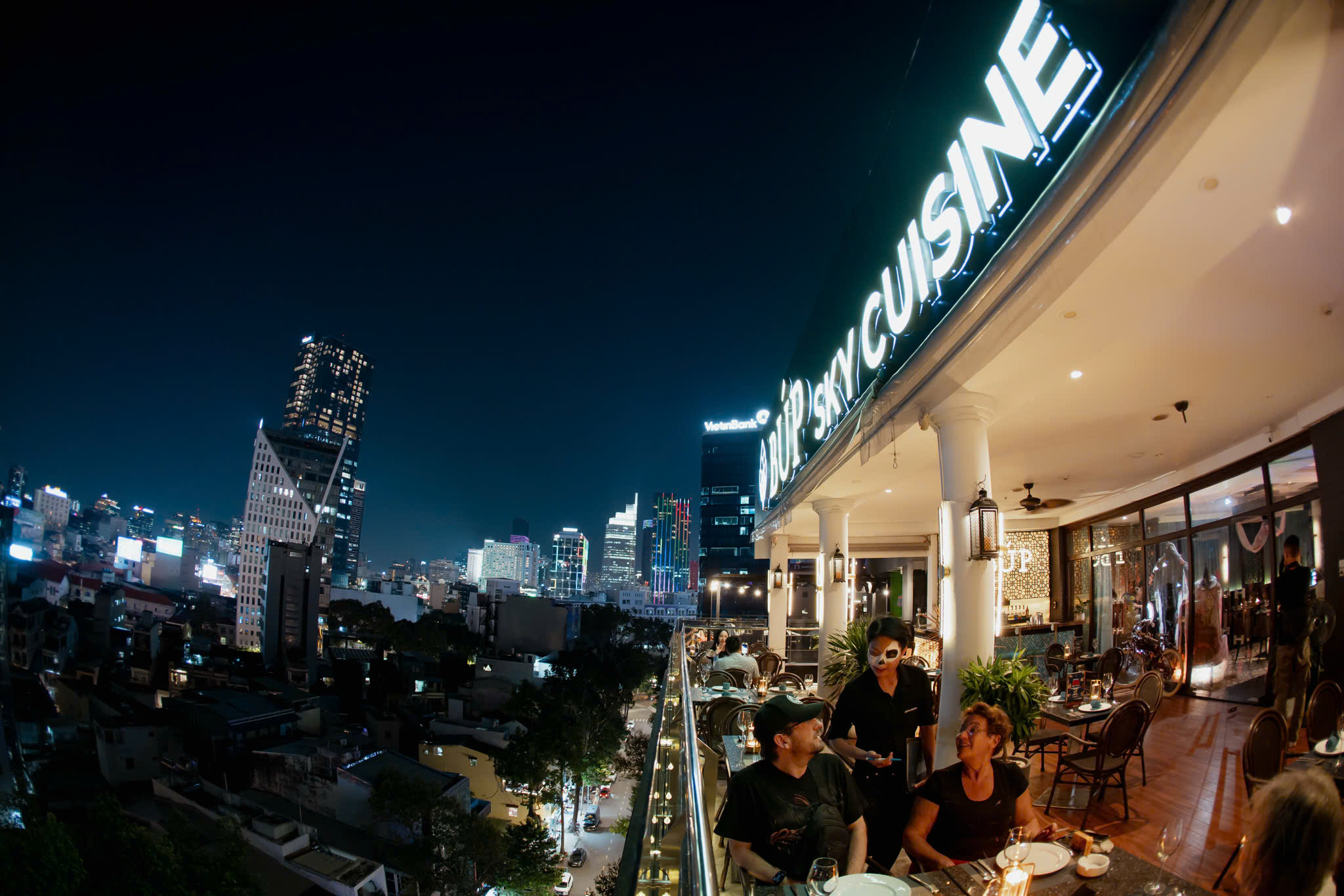 Cận cảnh "Nồi b&aacute;nh t&igrave;nh th&acirc;n khổng lồ" tại The Odys Boutique Hotel- Ảnh 4.