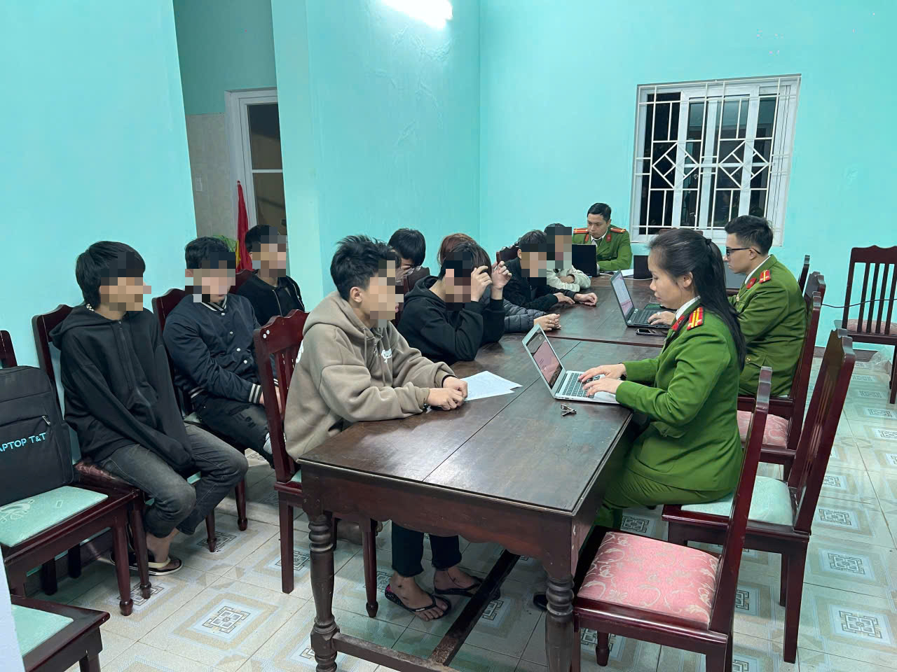 TP HCM: Hai t&ecirc;n cướp điện thoại t&eacute; xe v&agrave; bị t&oacute;m- Ảnh 4.