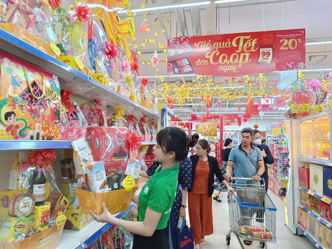 Người d&acirc;n &ugrave;n &ugrave;n đi sắm Tết, si&ecirc;u thị căng m&igrave;nh đ&oacute;n 10 triệu lượt kh&aacute;ch - Ảnh 2.