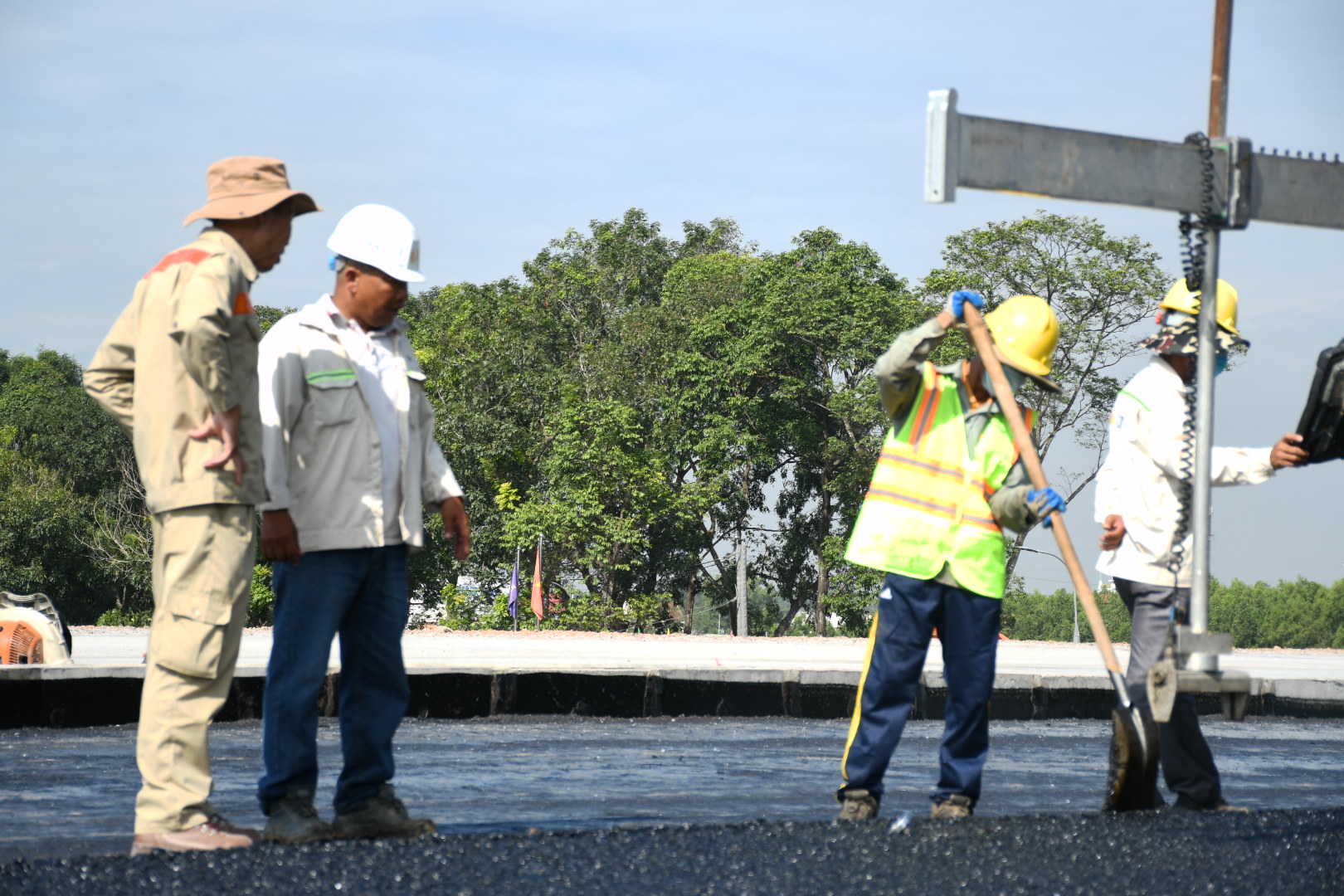 Cận cảnh trải thảm nhựa đầu ti&ecirc;n tr&ecirc;n tuyến cao tốc Bi&ecirc;n H&ograve;a - Vũng T&agrave;u- Ảnh 8.