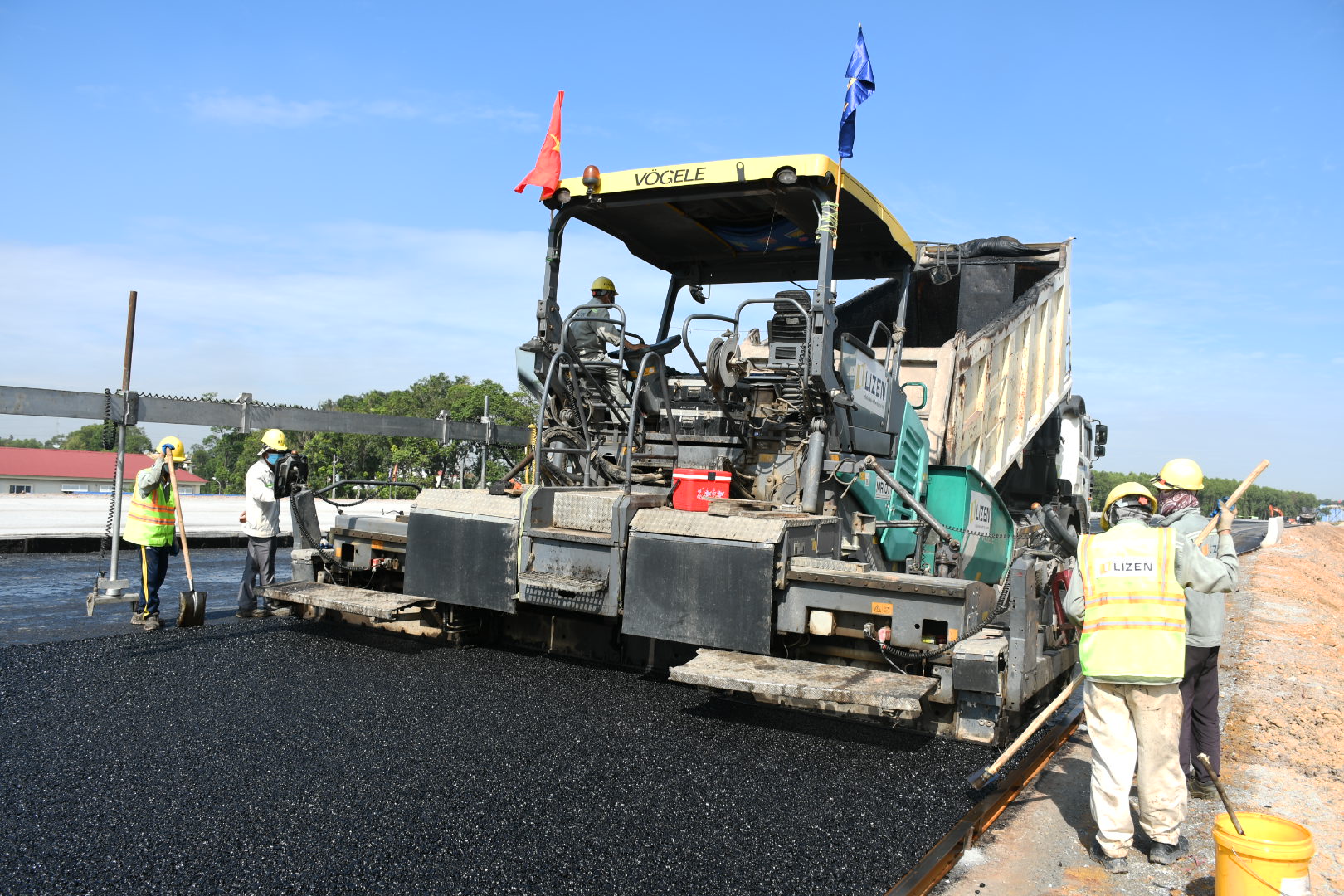 Cận cảnh trải thảm nhựa đầu ti&ecirc;n tr&ecirc;n tuyến cao tốc Bi&ecirc;n H&ograve;a - Vũng T&agrave;u- Ảnh 7.