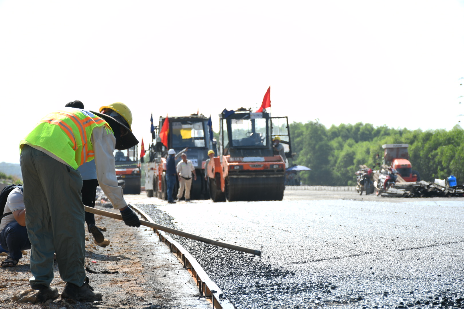 Cận cảnh trải thảm nhựa đầu ti&ecirc;n tr&ecirc;n tuyến cao tốc Bi&ecirc;n H&ograve;a - Vũng T&agrave;u- Ảnh 9.