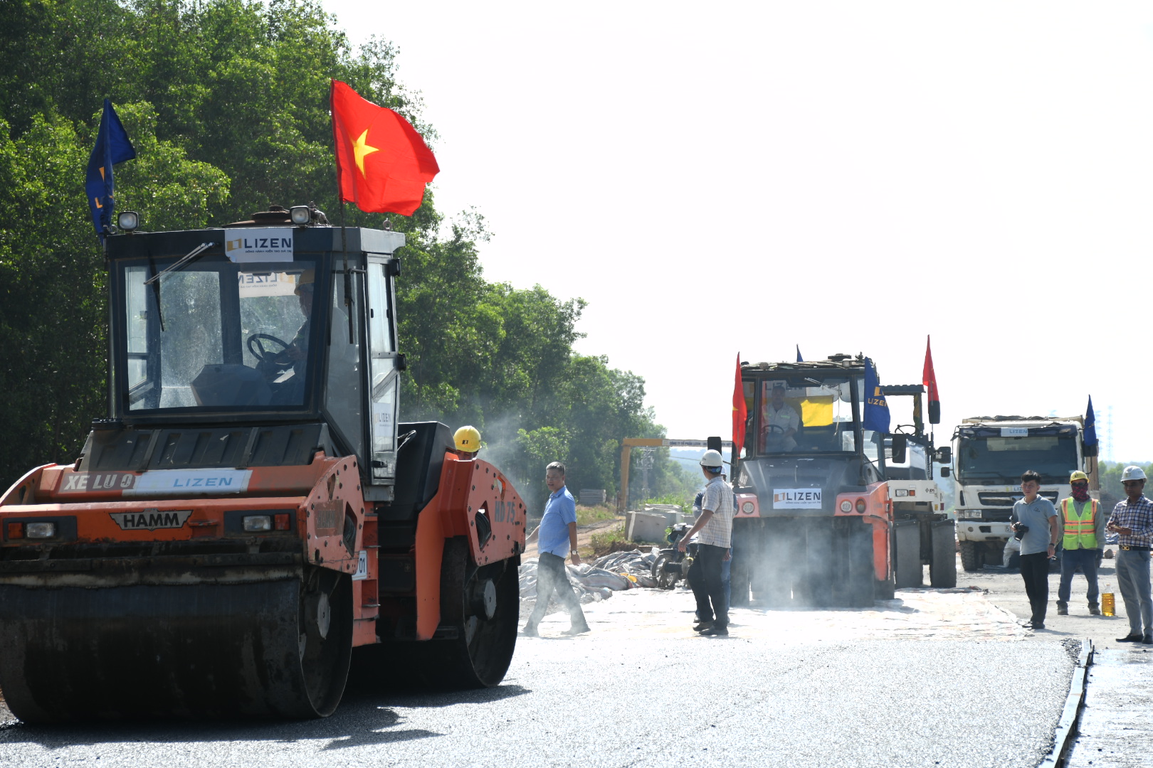 Cận cảnh trải thảm nhựa đầu ti&ecirc;n tr&ecirc;n tuyến cao tốc Bi&ecirc;n H&ograve;a - Vũng T&agrave;u- Ảnh 10.