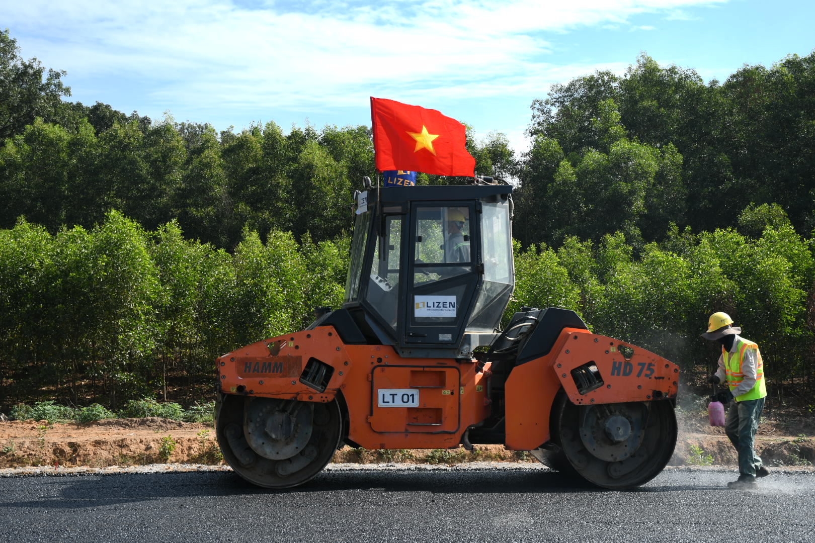 Cận cảnh trải thảm nhựa đầu ti&ecirc;n tr&ecirc;n tuyến cao tốc Bi&ecirc;n H&ograve;a - Vũng T&agrave;u- Ảnh 11.