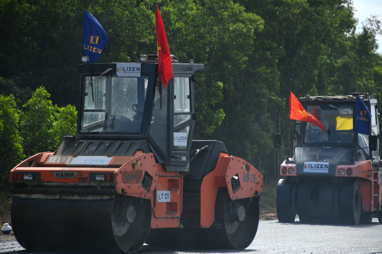 Cận cảnh trải thảm nhựa đầu ti&ecirc;n tr&ecirc;n tuyến cao tốc Bi&ecirc;n H&ograve;a - Vũng T&agrave;u- Ảnh 13.