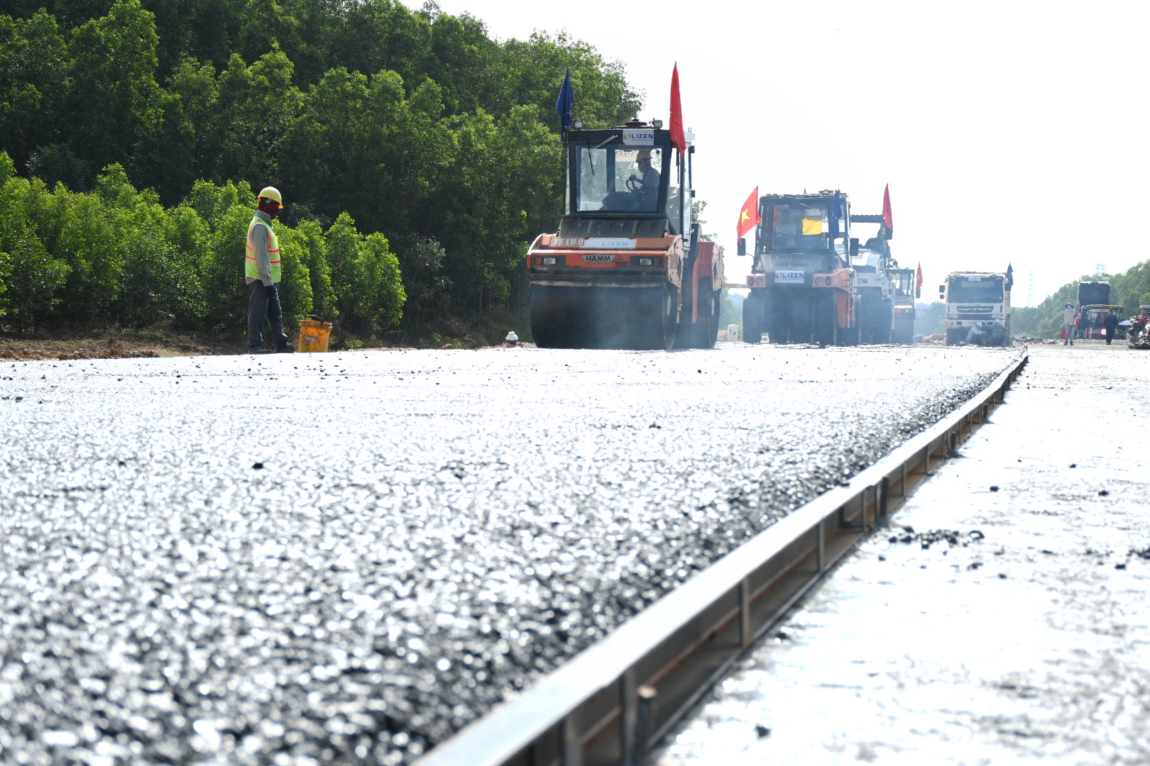 Cận cảnh trải thảm nhựa đầu ti&ecirc;n tr&ecirc;n tuyến cao tốc Bi&ecirc;n H&ograve;a - Vũng T&agrave;u- Ảnh 4.