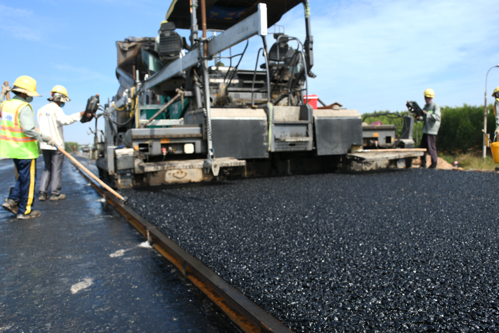 Cận cảnh trải thảm nhựa đầu ti&ecirc;n tr&ecirc;n tuyến cao tốc Bi&ecirc;n H&ograve;a - Vũng T&agrave;u- Ảnh 5.