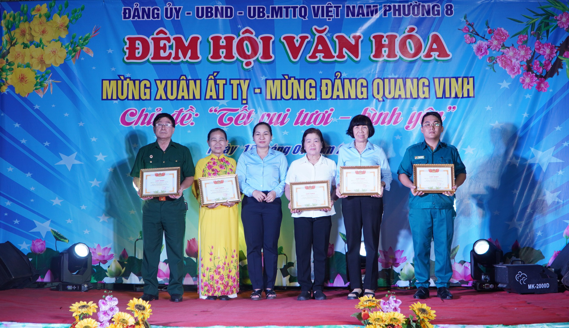 Người d&acirc;n TP HCM l&agrave;m mứt Tết, b&aacute;nh t&eacute;t tr&ecirc;n hẻm vừa n&acirc;ng cấp- Ảnh 2.