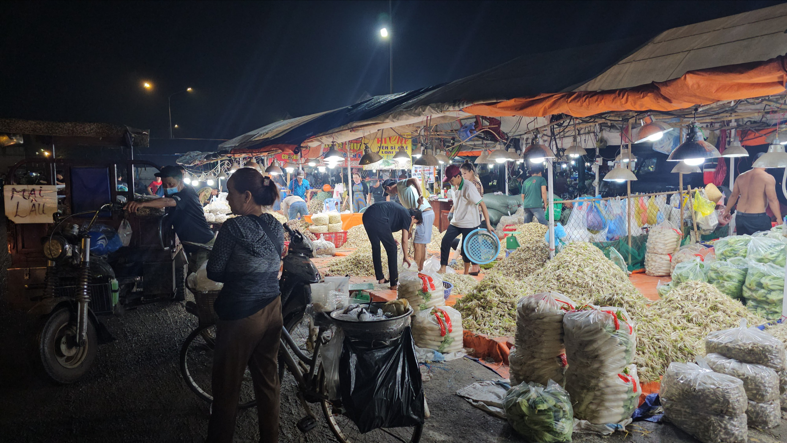 H&agrave;ng h&oacute;a Tết tr&agrave;n ngập chợ đầu mối Thủ Đức, tiểu thương tiết lộ th&ocirc;ng tin bất ngờ- Ảnh 1.