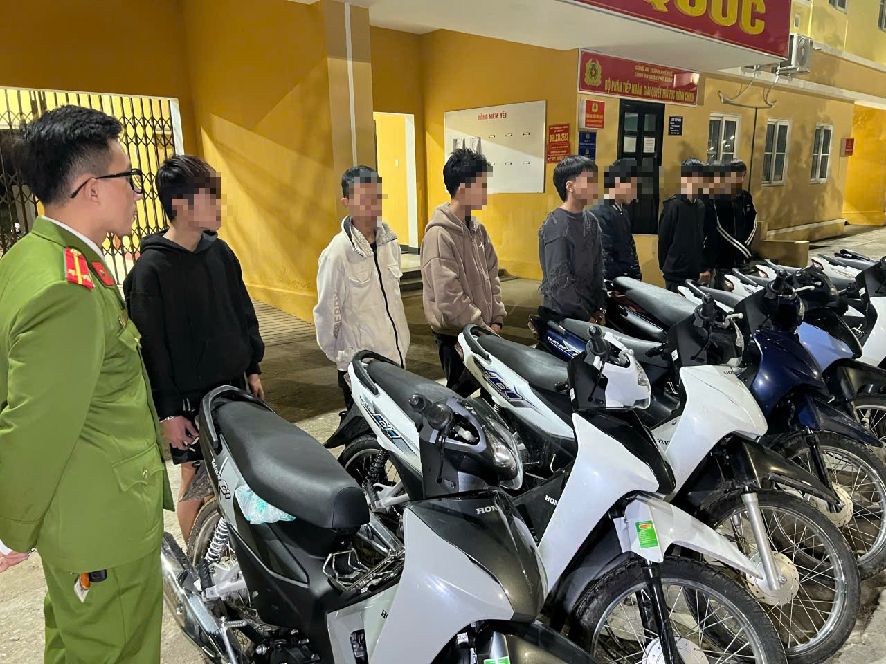 TP HCM: Hai t&ecirc;n cướp điện thoại t&eacute; xe v&agrave; bị t&oacute;m- Ảnh 3.