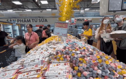 VIDEO: Người d&acirc;n TP HCM &ugrave;n &ugrave;n đi sắm Tết