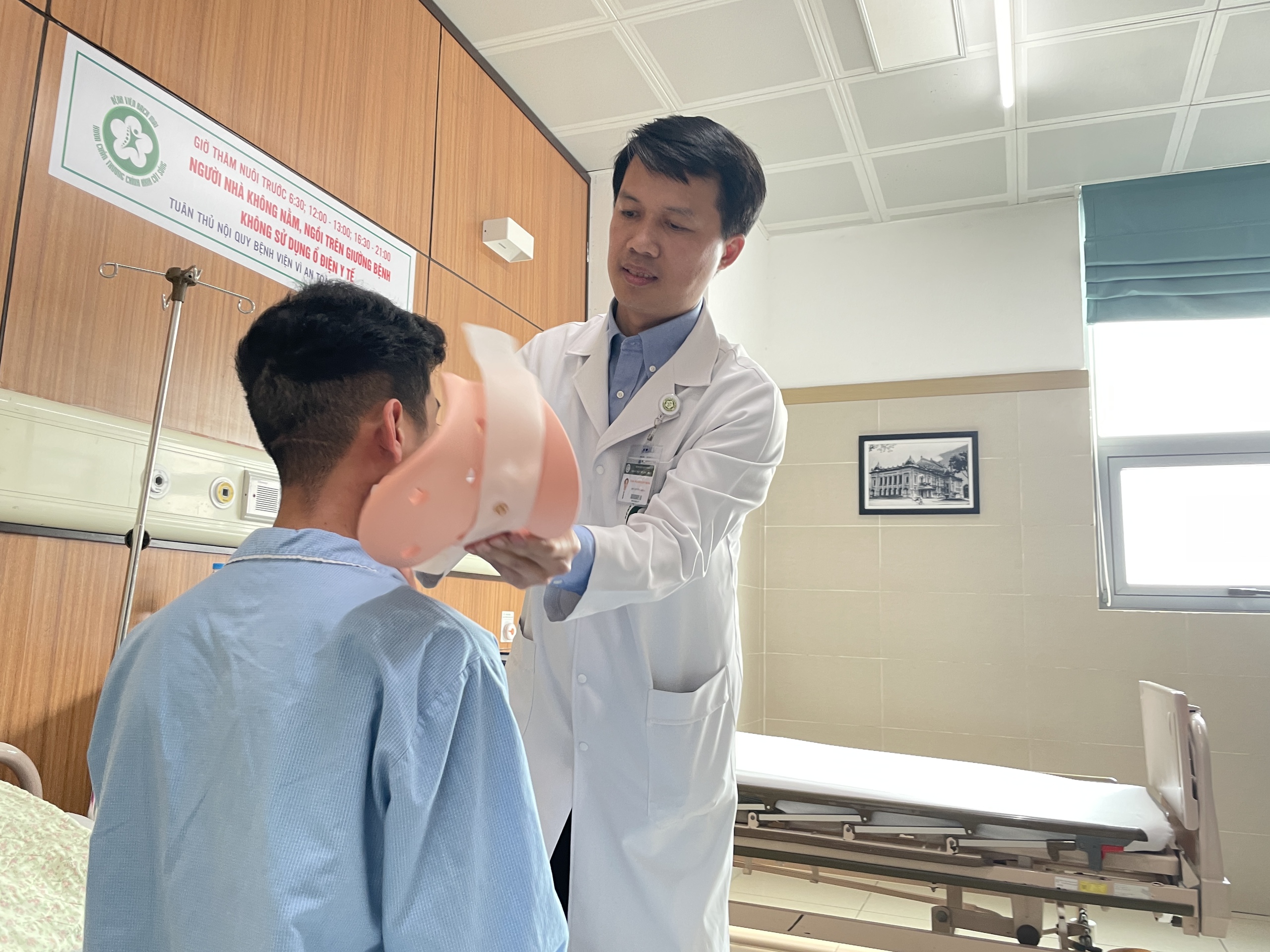 Lần đầu ti&ecirc;n nội soi cứu thanh ni&ecirc;n g&atilde;y cột sống cổ phức tạp- Ảnh 2.
