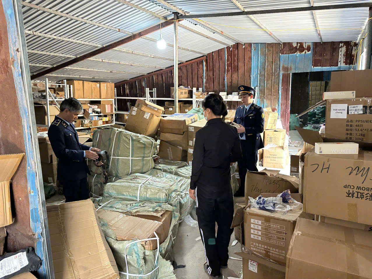 Ph&aacute;t hiện hơn 2.000 hộp kẹo t&aacute;o đỏ c&oacute; nguồn gốc "tr&ocirc;i nổi" b&aacute;n tr&ecirc;n TikTok- Ảnh 1.