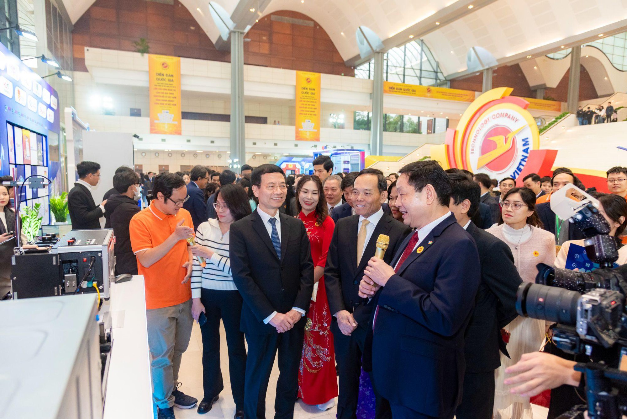 FPT mang &ocirc; t&ocirc; với phần mềm AI đến Make in Vietnam- Ảnh 4.