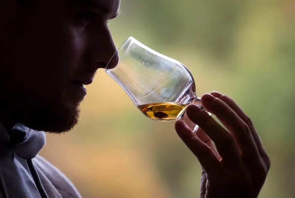 Để x&aacute;c định nguồn gốc rượu whisky, chuy&ecirc;n gia sẽ đ&aacute;nh gi&aacute; c&aacute;c nốt hương gỗ, kh&oacute;i, bơ hoặc caramel. Ảnh: Jane Barlow/PA Images/Alamy