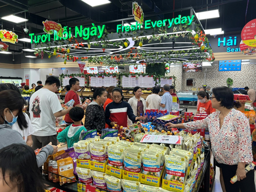 Người d&acirc;n mua sắm Tết tại si&ecirc;u thị Satra V&otilde; Văn Kiệt (quận 6, TP HCM) Ảnh: AN NA