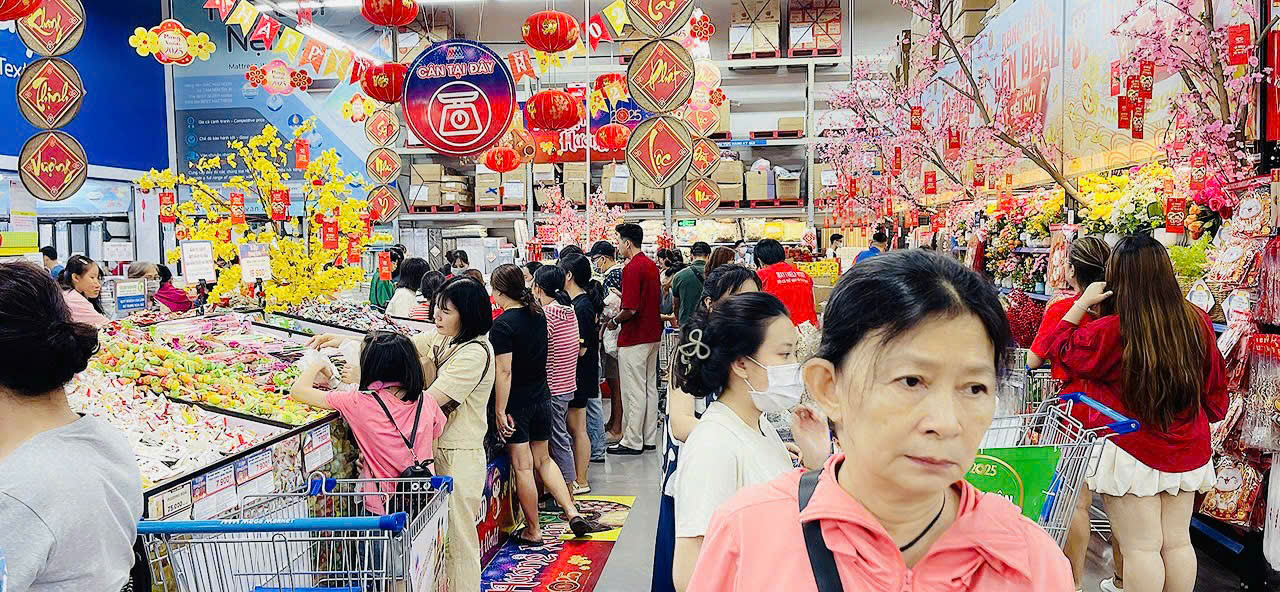 Người d&acirc;n &ugrave;n &ugrave;n đi sắm Tết, si&ecirc;u thị căng m&igrave;nh đ&oacute;n 10 triệu lượt kh&aacute;ch - Ảnh 3.