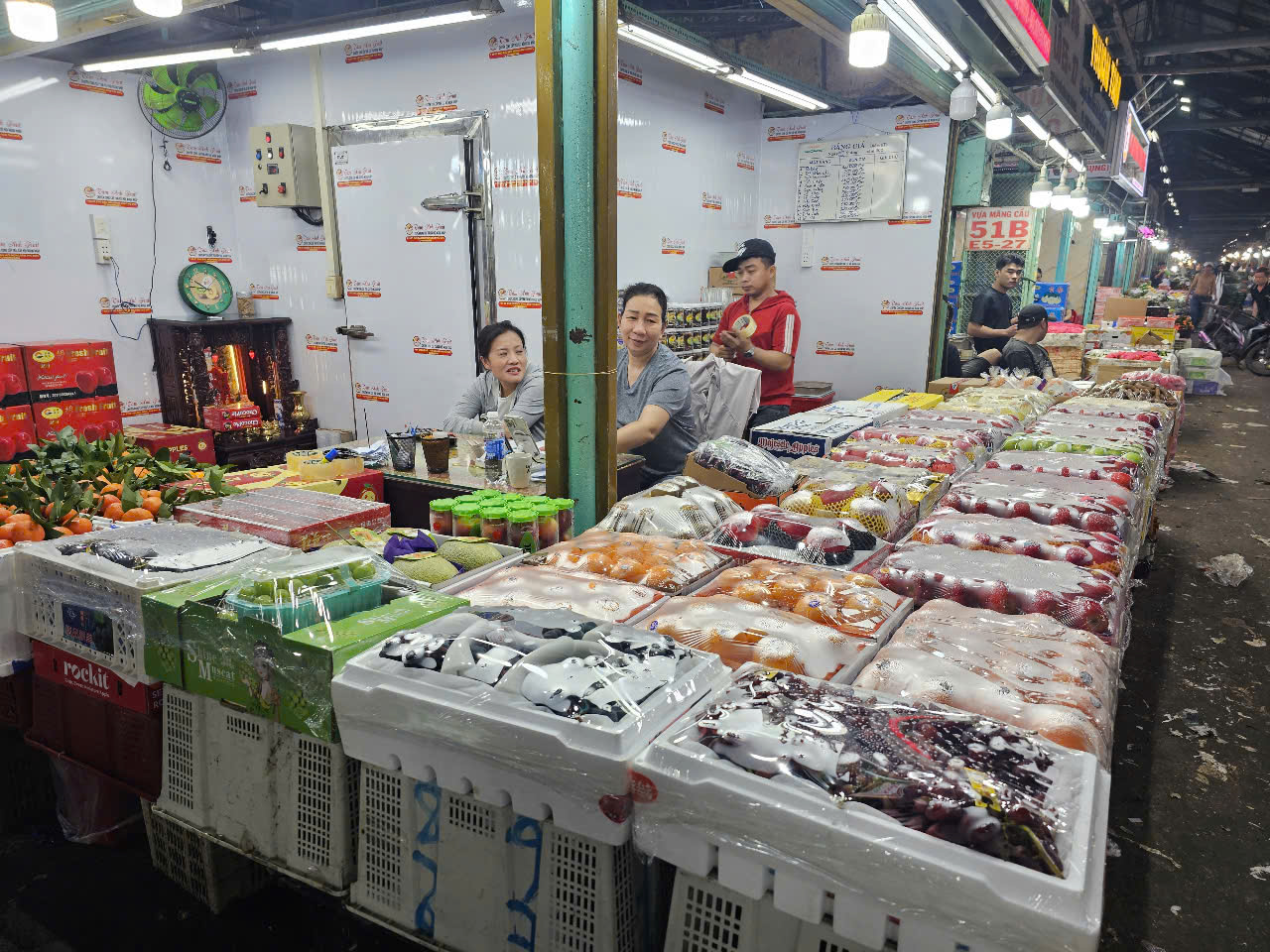 H&agrave;ng h&oacute;a Tết tr&agrave;n ngập chợ đầu mối Thủ Đức, tiểu thương tiết lộ th&ocirc;ng tin bất ngờ- Ảnh 4.