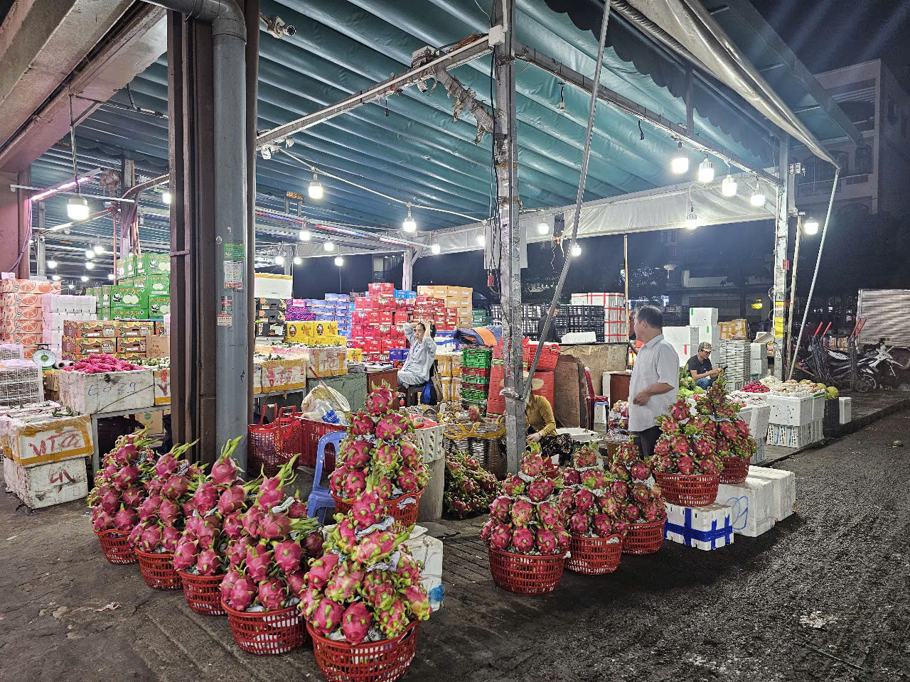 H&agrave;ng h&oacute;a Tết tr&agrave;n ngập chợ đầu mối Thủ Đức, tiểu thương tiết lộ th&ocirc;ng tin bất ngờ- Ảnh 3.