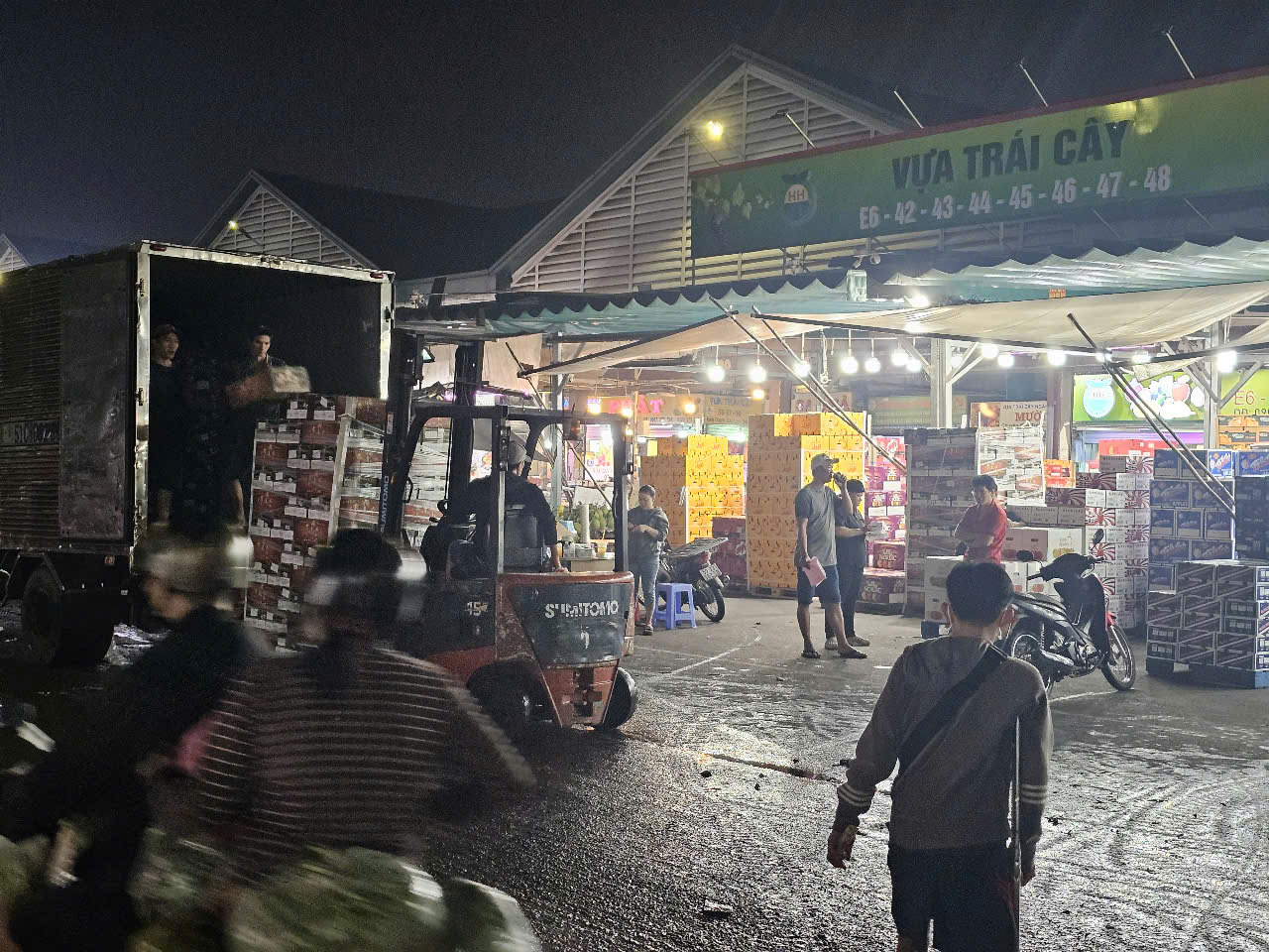 H&agrave;ng h&oacute;a Tết tr&agrave;n ngập chợ đầu mối Thủ Đức, tiểu thương tiết lộ th&ocirc;ng tin bất ngờ- Ảnh 9.