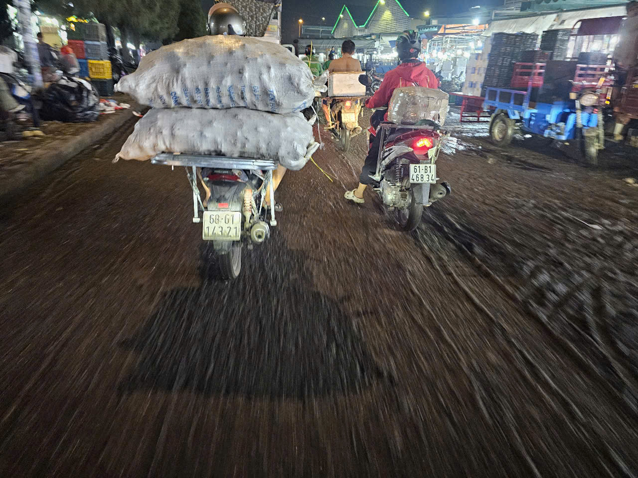 H&agrave;ng h&oacute;a Tết tr&agrave;n ngập chợ đầu mối Thủ Đức, tiểu thương tiết lộ th&ocirc;ng tin bất ngờ- Ảnh 10.