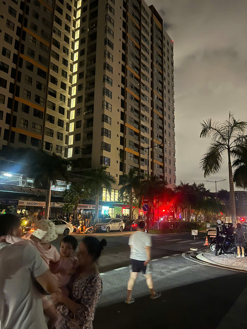 TP HCM: Ch&aacute;y chung cư Mizuki Park Nam Long, c&oacute; người đi cấp cứu- Ảnh 7.