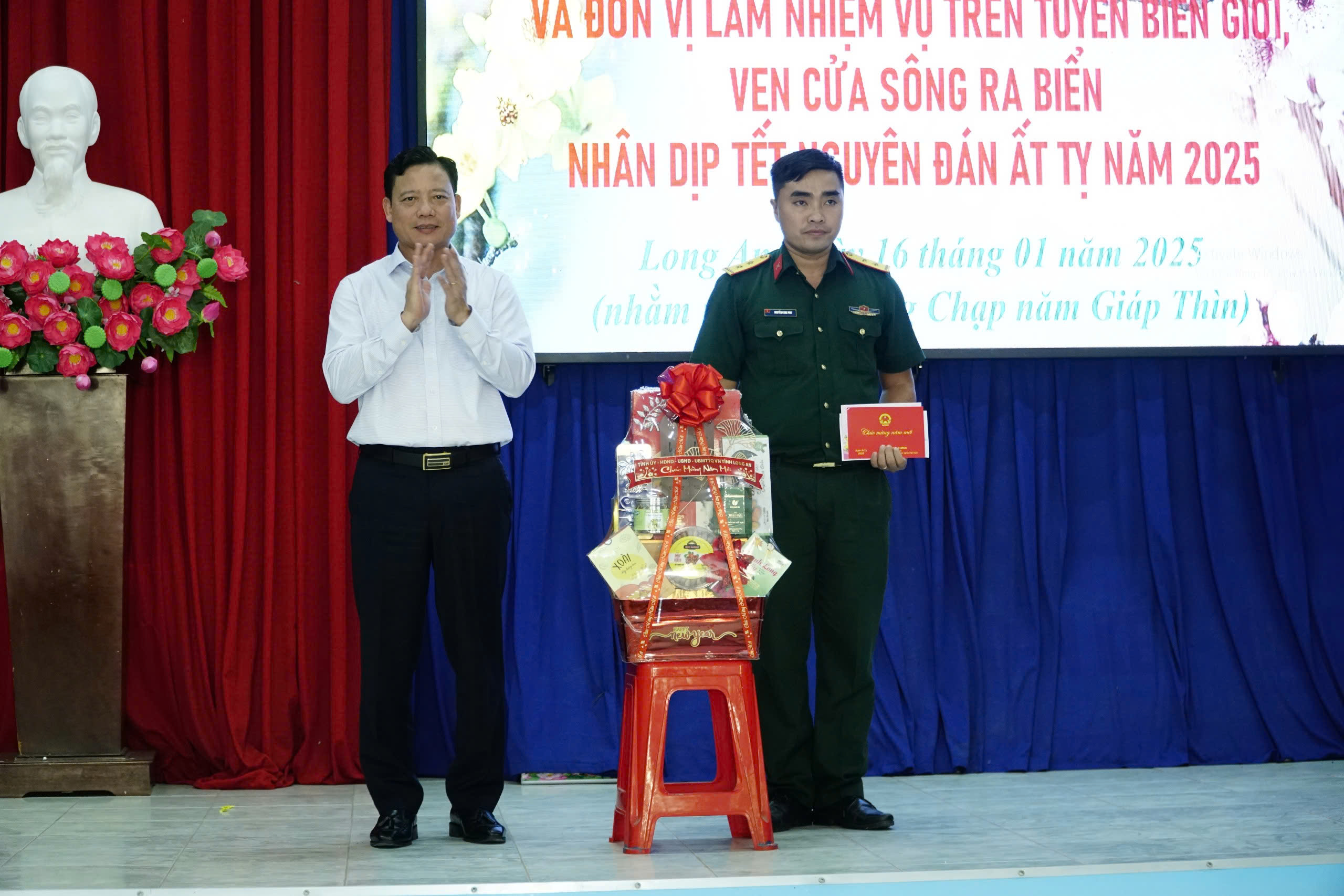 VIDEO: Tặng 200 suất hỗ trợ học bổng đến học sinh v&ugrave;ng bi&ecirc;n Long An- Ảnh 10.