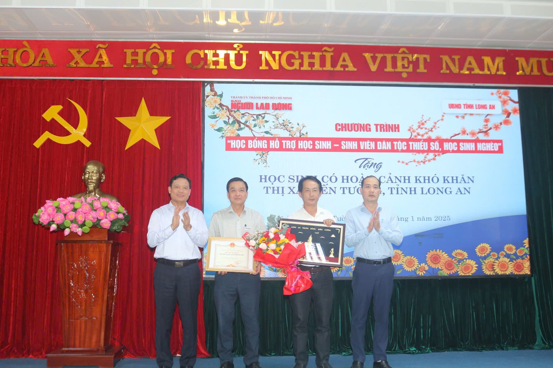 VIDEO: Tặng 200 suất hỗ trợ học bổng đến học sinh v&ugrave;ng bi&ecirc;n Long An- Ảnh 9.