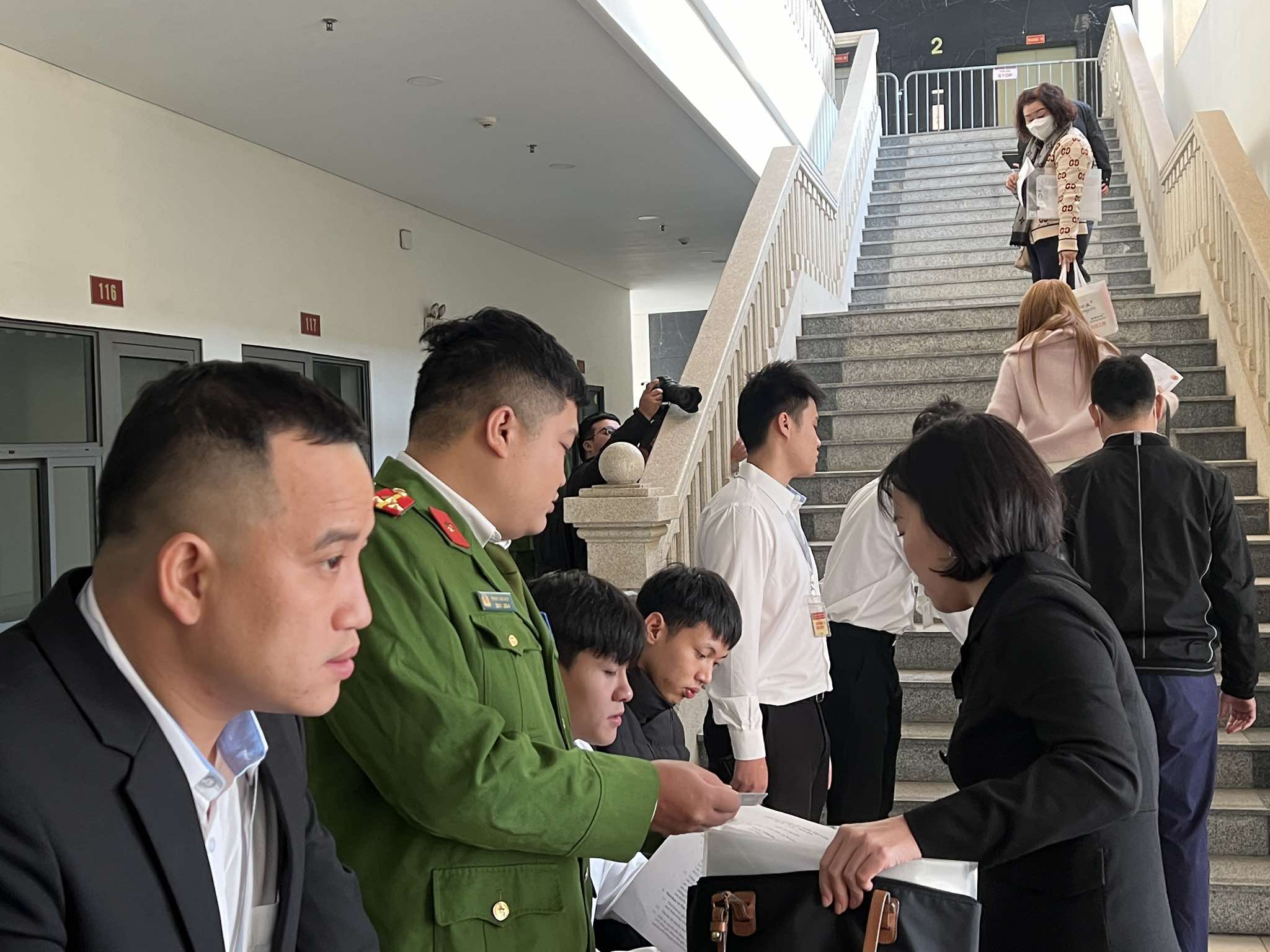H&igrave;nh ảnh c&aacute;c bị c&aacute;o đến t&ograve;a xử cựu bộ trưởng Mai Tiến Dũng v&agrave; c&aacute;c đồng phạm trong vụ &aacute;n Đại Ninh- Ảnh 5.