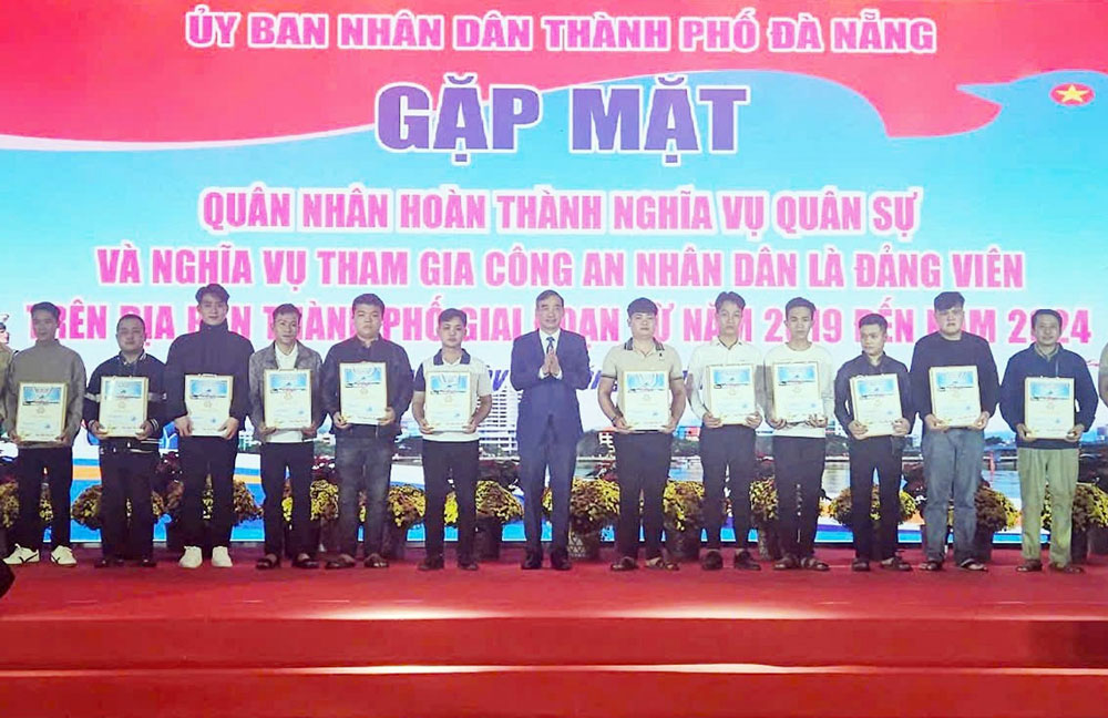 Chủ tịch UBND TP Đ&agrave; Nẵng L&ecirc; Trung Chinh trao qu&agrave; tặng qu&acirc;n nh&acirc;n ho&agrave;n th&agrave;nh nghĩa vụ qu&acirc;n sự, nghĩa vụ c&ocirc;ng an l&agrave; đảng vi&ecirc;n