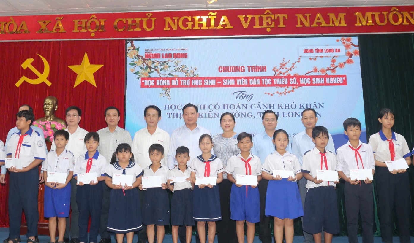 VIDEO: Tặng 200 suất hỗ trợ học bổng đến học sinh v&ugrave;ng bi&ecirc;n Long An- Ảnh 6.