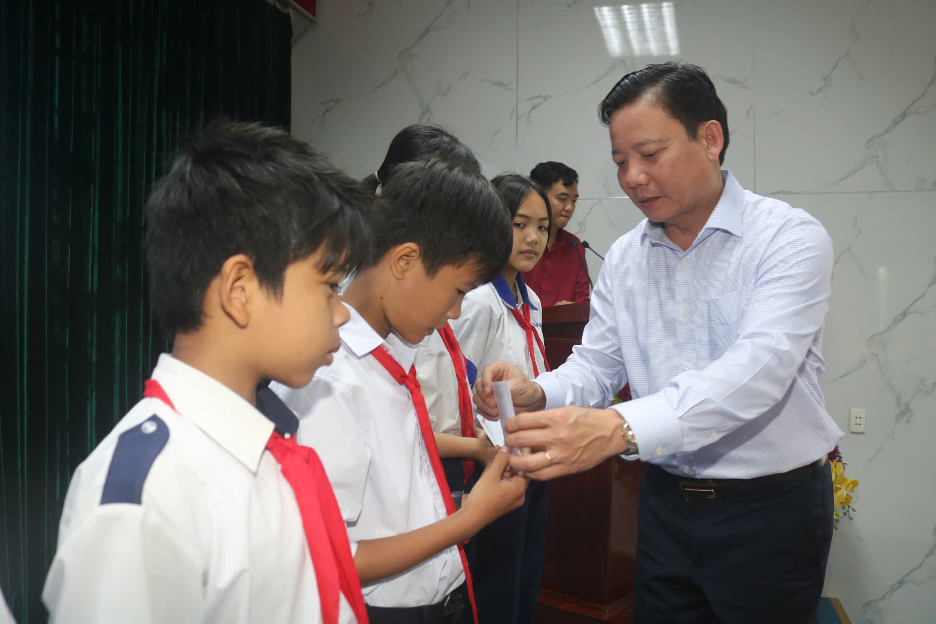 VIDEO: Tặng 200 suất hỗ trợ học bổng đến học sinh v&ugrave;ng bi&ecirc;n Long An- Ảnh 2.