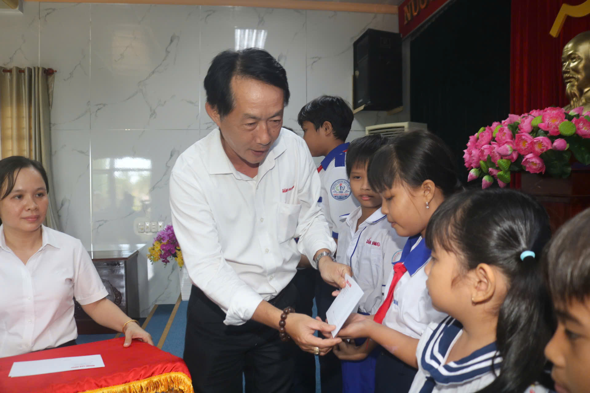 VIDEO: Tặng 200 suất hỗ trợ học bổng đến học sinh v&ugrave;ng bi&ecirc;n Long An- Ảnh 3.
