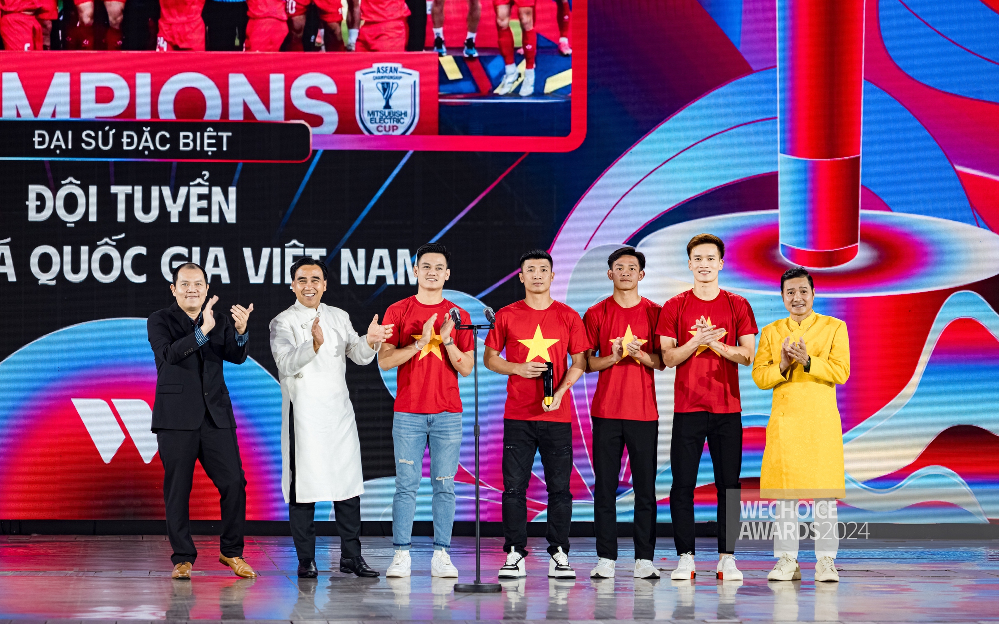 "Mưa đỏ", SOOBIN tiếp tục được vinh danh - Ảnh 2.