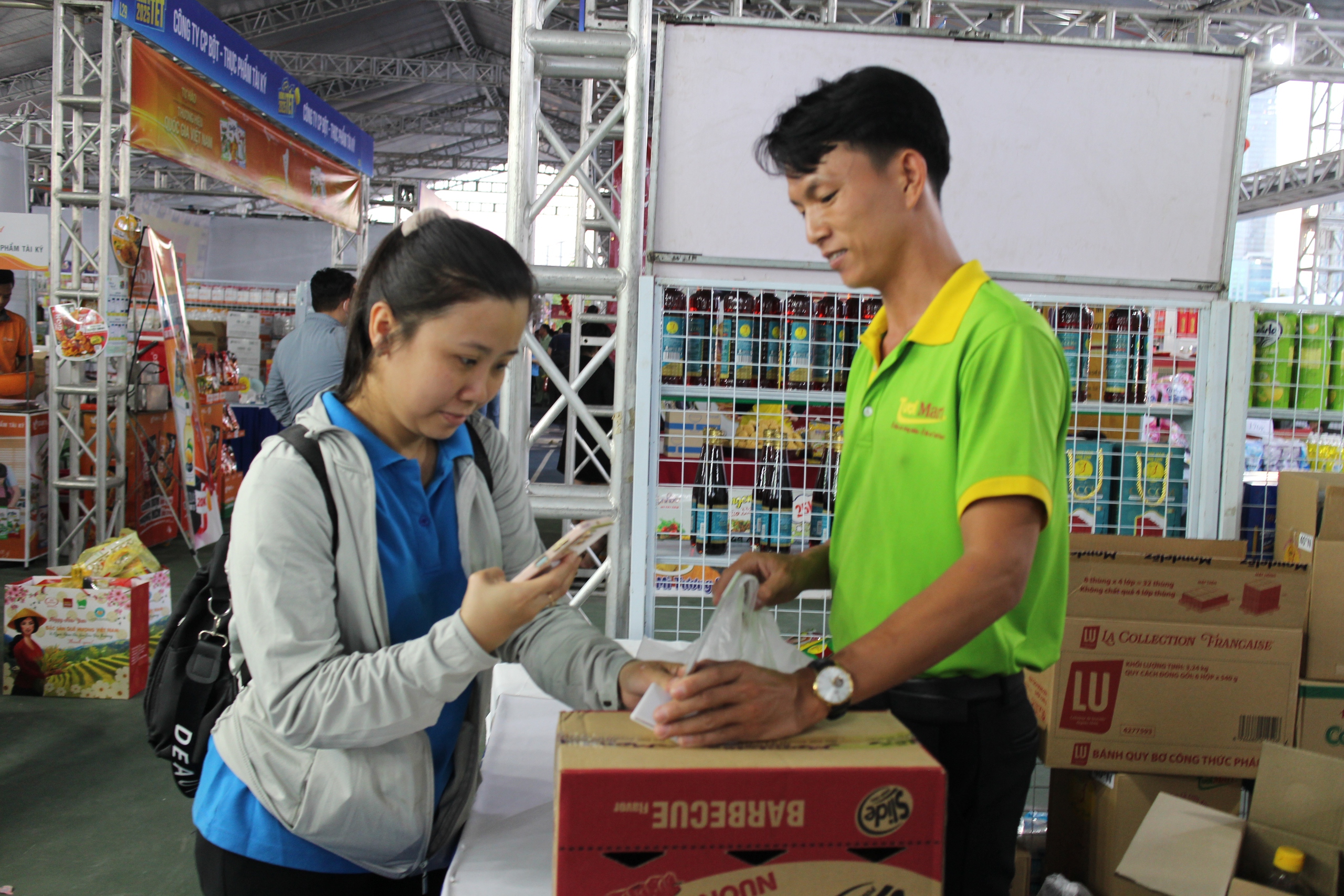 C&ocirc;ng nh&acirc;n h&agrave;o hứng trải nghiệm mua sắm kh&ocirc;ng d&ugrave;ng tiền mặt- Ảnh 1.
