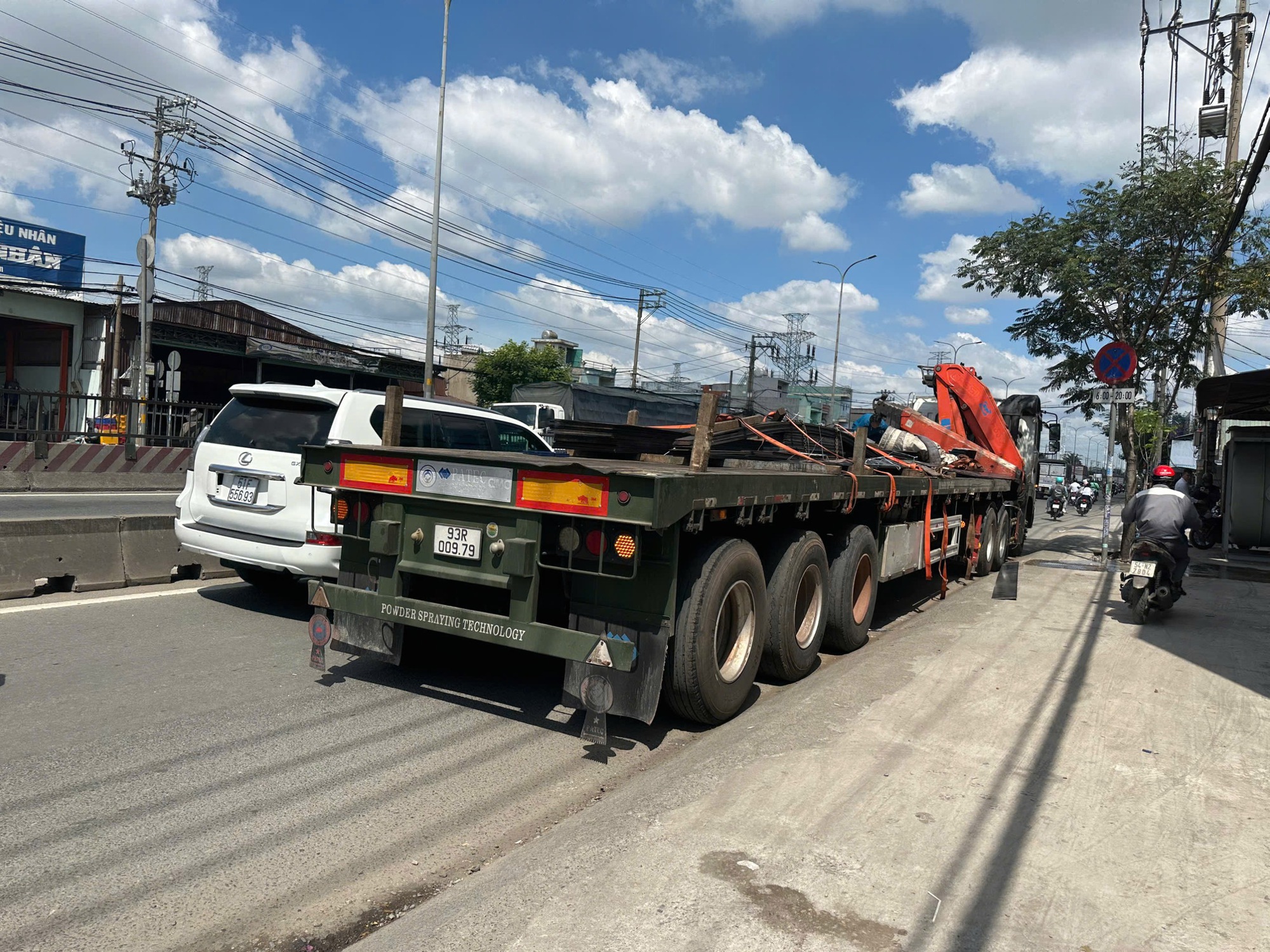 Xe đầu k&eacute;o thắng gấp, tấm th&eacute;p lao thẳng xuống đường ở TP HCM - Ảnh 1.