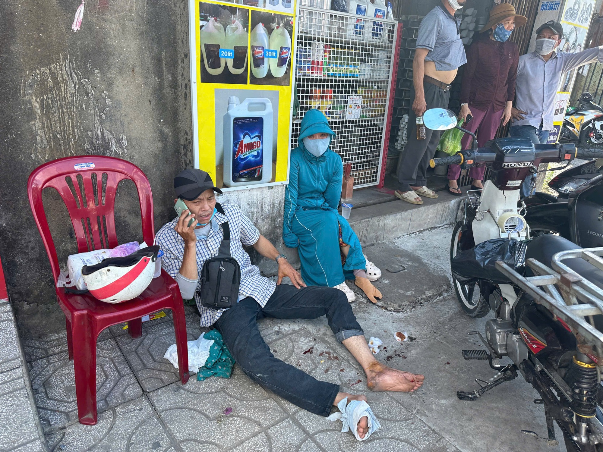 Xe đầu k&eacute;o thắng gấp, tấm th&eacute;p lao thẳng xuống đường ở TP HCM - Ảnh 3.