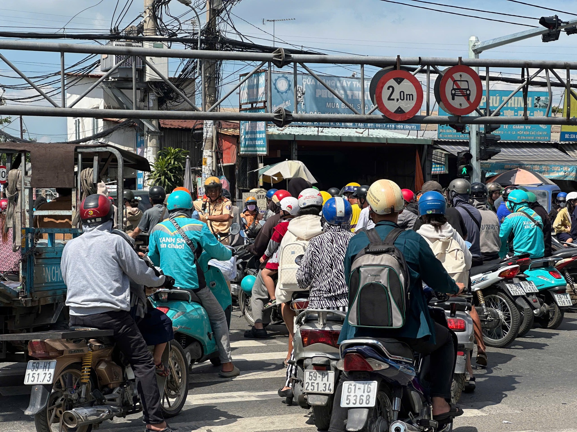 Xe đầu k&eacute;o thắng gấp, tấm th&eacute;p lao thẳng xuống đường ở TP HCM - Ảnh 2.