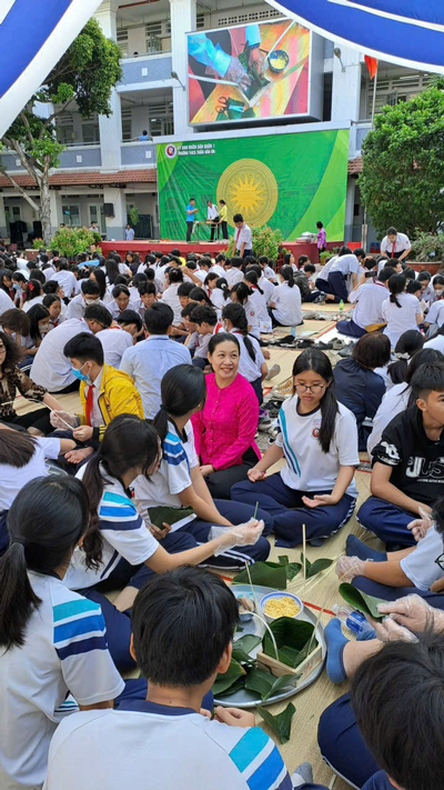 Gi&aacute;o vi&ecirc;n v&agrave; học sinh tại TP HCM tham dự hoạt động chuẩn bị đ&oacute;n Tết