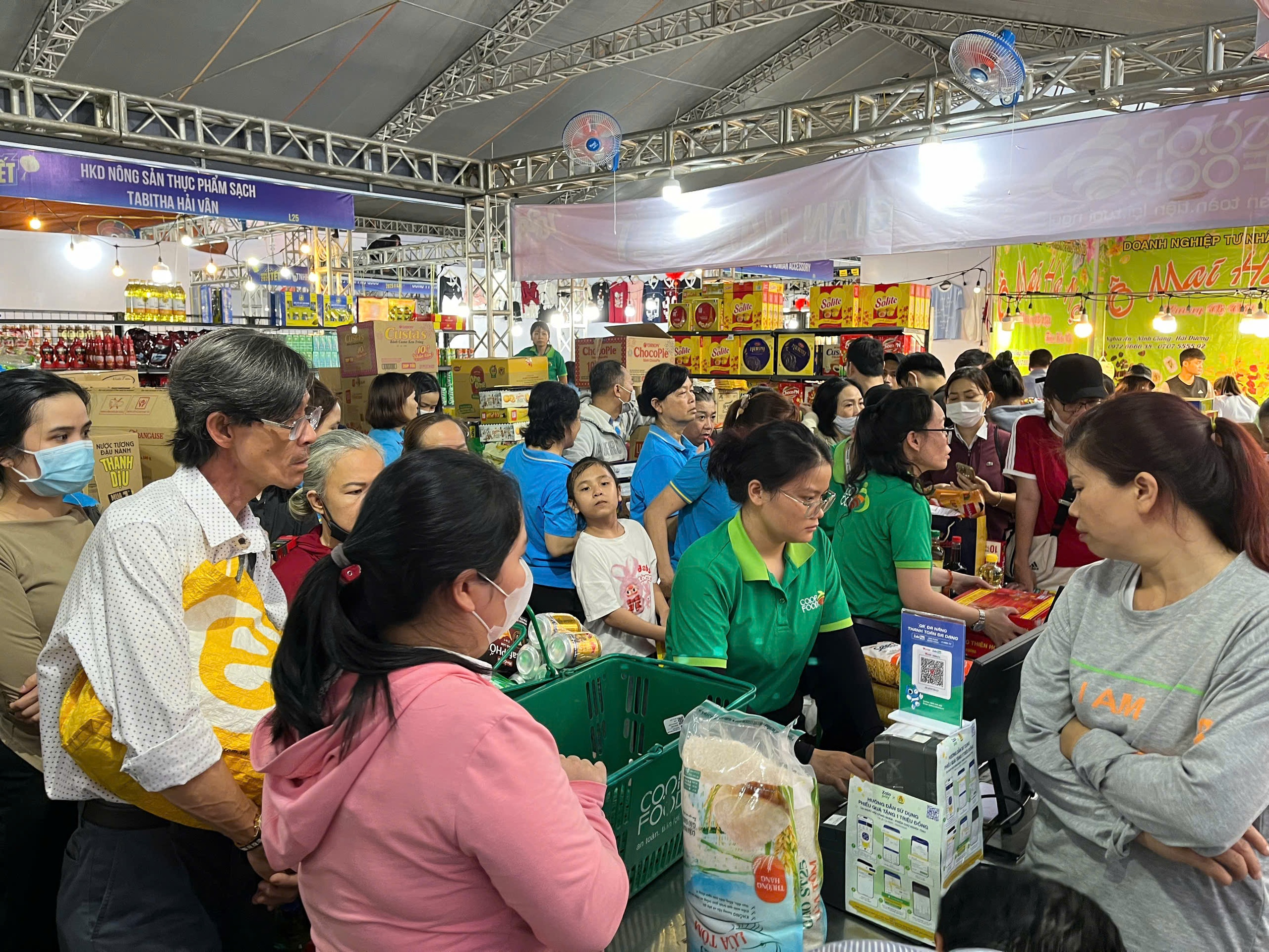 C&ocirc;ng nh&acirc;n h&agrave;o hứng trải nghiệm mua sắm kh&ocirc;ng d&ugrave;ng tiền mặt- Ảnh 2.