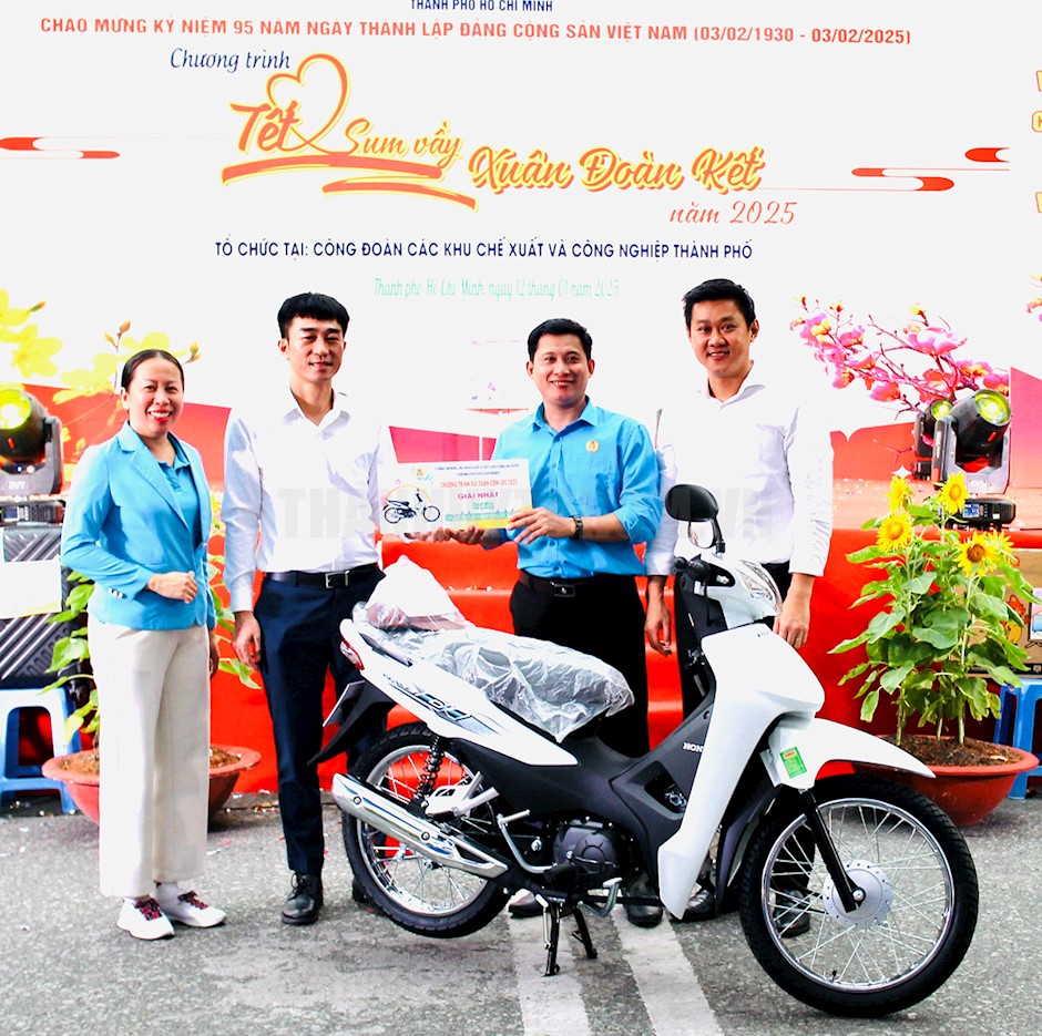 Đồng chí Hứa Quốc Hưng và đồng chí Vũ Thế Vân trao giải Nhất đến gia đình công nhân tại chương trình