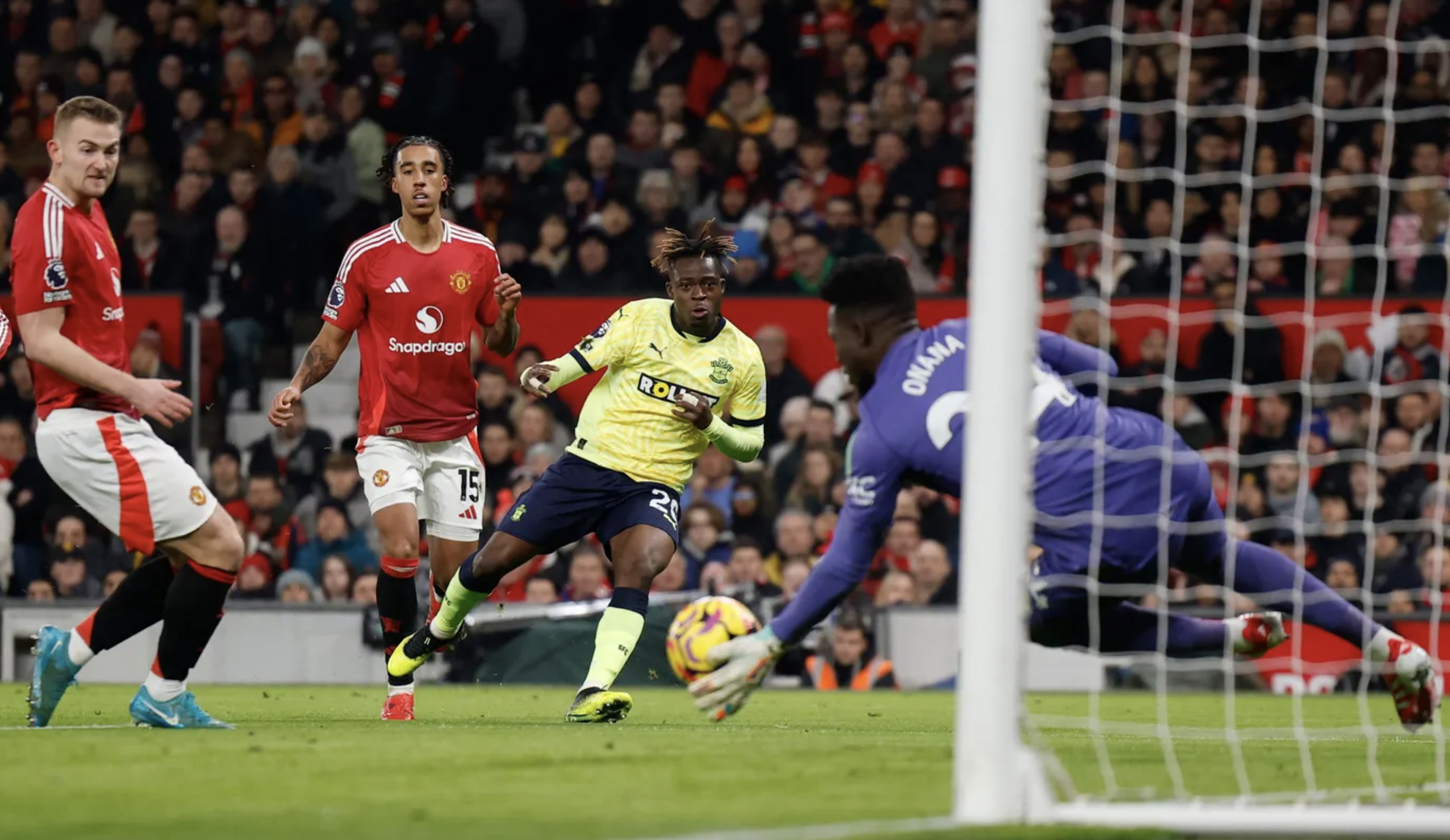 Amad Diallo lập hat-trick trong 12 ph&uacute;t, Man United ngược d&ograve;ng hạ Southampton- Ảnh 2.