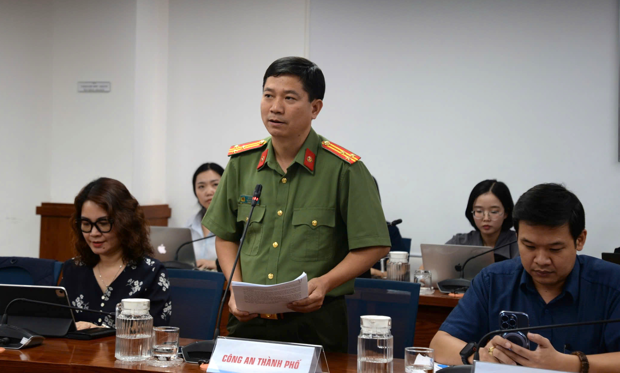 C&ocirc;ng an TP HCM: Vượt đ&egrave;n đỏ để nhường đường cho xe ưu ti&ecirc;n kh&ocirc;ng bị xử phạt- Ảnh 1.