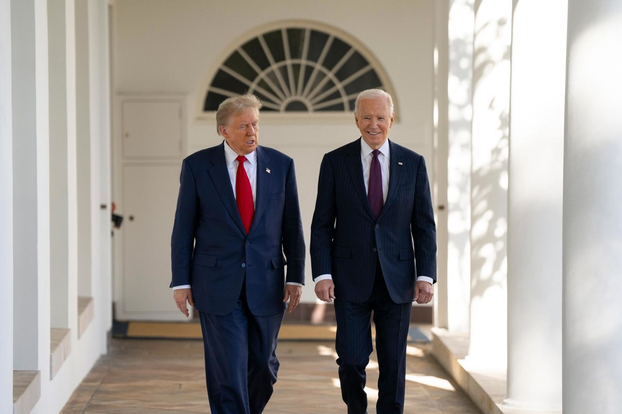 C&uacute; bắt tay "kh&ocirc;ng tưởng" giữa &ocirc;ng Biden v&agrave; &ocirc;ng Trump đằng sau thỏa thuận ngừng bắn Gaza- Ảnh 1.