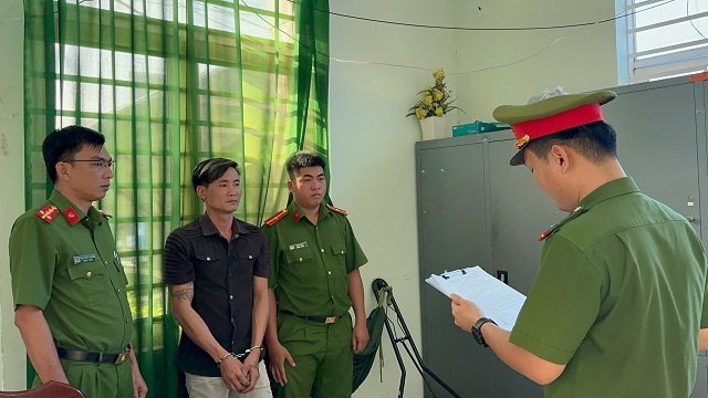 Bắt tạm giam người đ&agrave;n &ocirc;ng chặn xe taxi v&agrave; "cố &yacute; kiếm chuyện" ở B&igrave;nh Dương - Ảnh 1.