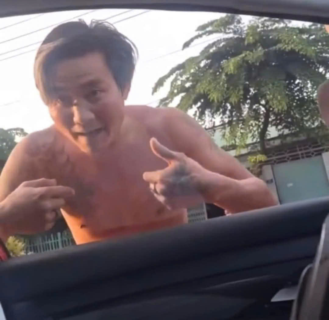 Bắt tạm giam người đ&agrave;n &ocirc;ng chặn xe taxi v&agrave; "cố &yacute; kiếm chuyện" ở B&igrave;nh Dương - Ảnh 2.
