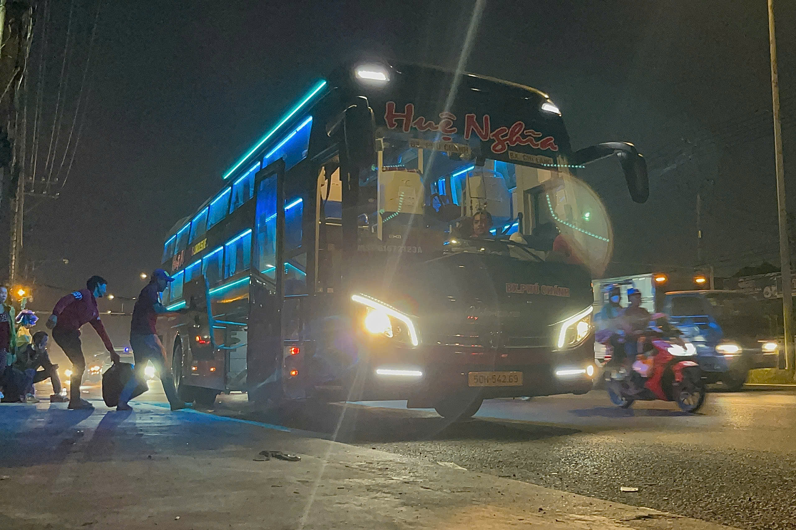 Cận cảnh những điểm "xe dù, bến cóc" cần xử lý trên Quốc lộ 1- Ảnh 6.